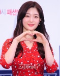 [포토] 정채연, 깜찍하게 하트 날리며