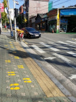 부산 초등학교 앞 횡단보도에 `옐로 카펫·노란발자국`
