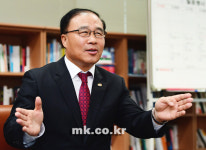 낮에는 회장님, 밤에는 작사가로 변신 `희망 전도사` 김용정 대표 