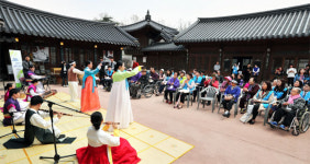 [포토] `보이지 않아도` 전통음악 연주 흥겹게