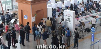 [포토]길게 늘어선 서울역 사전투표 행렬