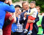 [포토] 문재인 후보, 아이 안고 밝은 미소