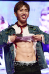 [포토]맵식스 제이빈, 막내의 화난 복근 