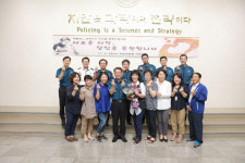 `식당 아줌마` 줄파업 한 이날, 22년 근무 `식당 여사님` 감동 퇴임식