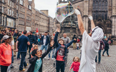 관객 시선을 잡아라…세계 공연 별들의 전쟁터