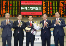 에스엔피월드 상장 첫날 공모가 간신히 넘겨