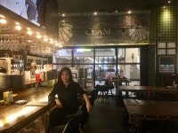 ‘낯섦’의 매력에 빠지다, 이색 분위기의 클램 문정점