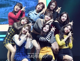 아이유, 2017년을 빛낸 가수 1위…트와이스·장윤정·방탄 2~4위