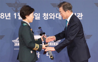 [포토] `삼정검` 직접 수여한 文대통령