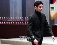 [포토] 배우 권율, 올해의 영화상 진행 맡아