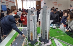 11년 만에 나온 수원 인계동 신규 아파트에 1만여명 운집 