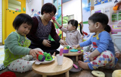 편견과 싸우는 민간 어린이집 교사들 지나가는 어르신이 `너희 선생님은 안 때리니?`