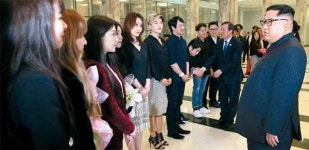 [포토] 레드벨벳과 이야기하는 김정은