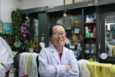 이마·구레나룻 단정해야 신사…이발사만이 해줄수 있죠