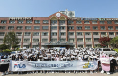 휠라, `우리가함께했`S` 부천 경기국제통상고 전교생에 선물