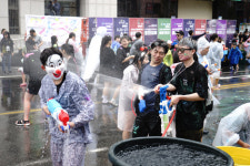 [포토] 도심 한복판서 물싸움 `춘천마임축제`