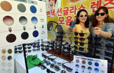 [포토] 아이닥안경, 변색렌즈 선보여