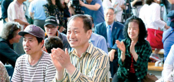 김정은·트럼프 악수하자 