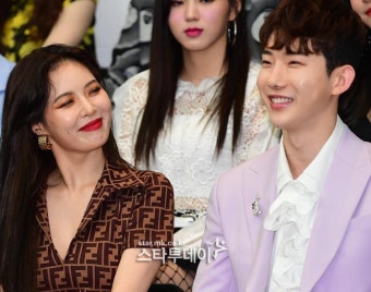 [포토] 현아, 조권 바라보며 흐뭇~