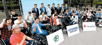 [포토] 현대차 전동휠체어로 장애인 지원
