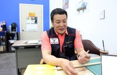 “부러진 당구 큐도 다시 쓸 수 있게 고칩니다”