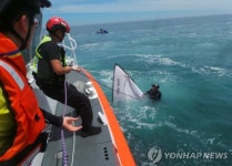 부산 기장 앞바다서 모터보트 전복…3명 전원 구조