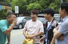 ‘한끼줍쇼’ 김수미 제자 장동민, 반찬 보따리로 남다른 한끼 전략