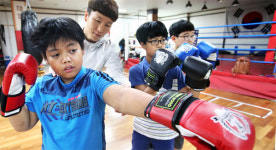 원투펀치 날리다보면 피부색 달라도 친해져요