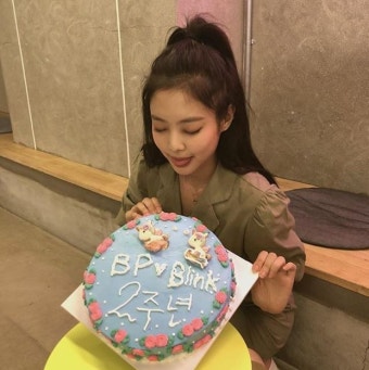 제니, 깜찍한 블랙핑크 2주년 자축…“해피 블랙핑크 데이”