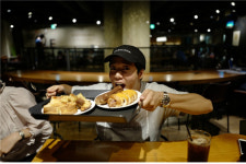 청원경찰하며 글쓰다 스타 작가로…`비츄`의 인생 역전