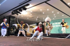 [포토] 사물놀이와 비보이의 만남