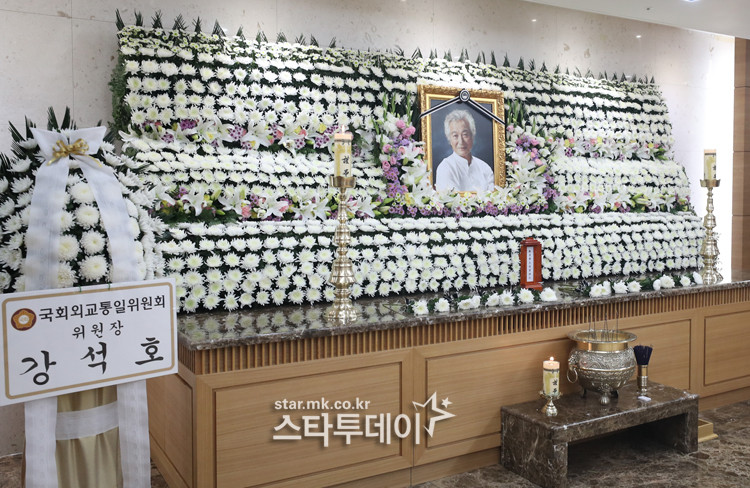 팝 아티스트 티토 잭슨과 남재희 장관, 김동완 기상캐스터의 별세 소식에 세계와 국내가 애도합니다