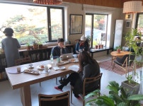합법적으로 남의집 거실에서 노는 방법이 있다?
