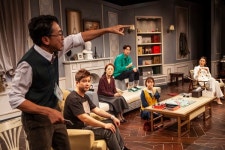 [커튼콜] 연극 ‘톡톡’, 대신 욕해드립니다…효자손 같은 힐링 코미디