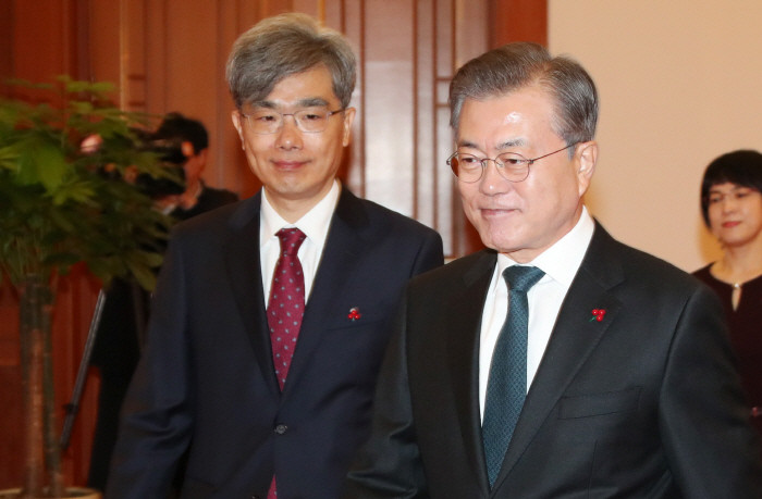 尹 대통령, 퇴임 대법관들에게 훈장 수여식 진행