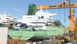 도크 가득 채운 LNG선…칼바람에도 멈추지않는 용접불꽃