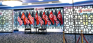 메트로폴 호텔, 사방에 가림막…의자 2개·국기 12개