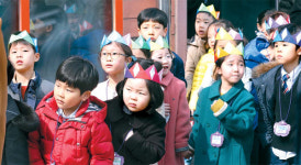 [포토] 초등학교 입학식…담임선생님 말씀에 `쫑긋`