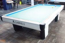 ‘정전기’ 라팔 당구테이블, 수리기사도 “손쓸 방법 없어”