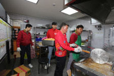 BBQ 임직원과 가맹점주들 속초 산불 이재민 위해 `치킨 1000인분` 직접 튀겨