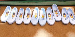 [이야기가 있는 사진] 동자승의 캐릭터 고무신