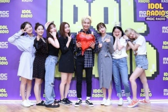 오마이걸, 10년 차의 여정과 유대 관계 이야기…서로를 너무 친하게 여기는 것이 아니라 적절한 거리 유지