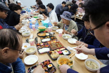 GS25가 할아버지·할머니 모신 이유는