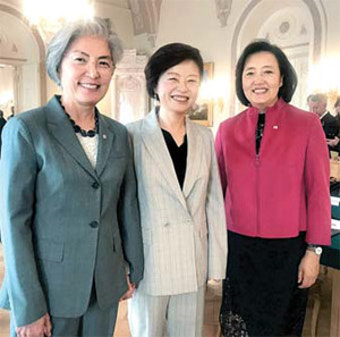 文대통령 수행한 `여성장관 3인방`