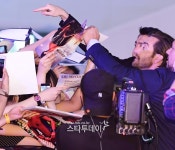 [포토] 제이크, 사인해드려요~