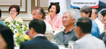 김정숙 여사, 무형문화재 보유자 초청 오찬