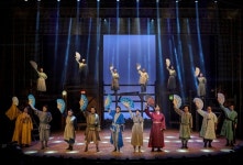 [커튼콜] ‘수액’이라는 것이 폭발한다…뮤지컬 ‘스웨그에이지 : 외쳐, 조선!’