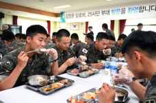 25사수색대마트 | [포토] 김정문알로에, 25사단 수색대대 삼계탕 나눔