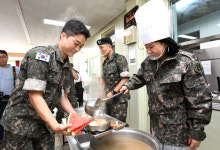 25사수색대마트 | [포토] 김정문알로에, 25사단 수색대대 삼계탕 나눔
