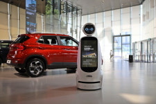 현대 모터스튜디오 고양…로봇이 “이쪽입니다 고객님” 응대